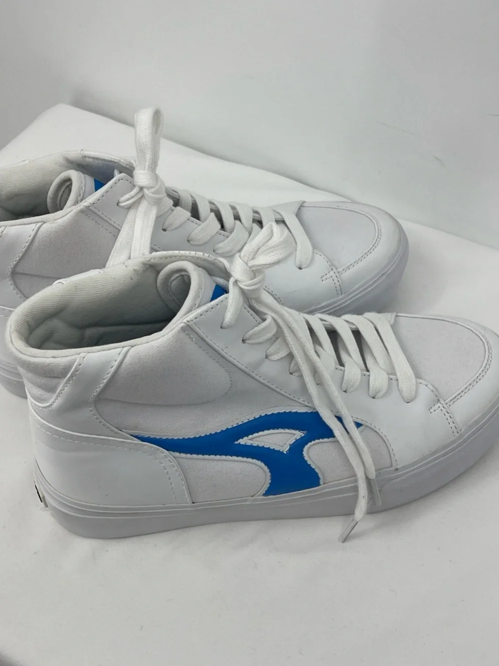 Airwalk AURORA WOMENS SIZE 9M White High-Top Sneakers with Blue Stripe